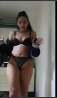 Eskilerden güzel bir video. Karı “hayır, burada olmaz!” diyor ama adam acımıyor, videoya alan karı da kıskançlıktan çatlıyor