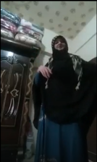 Türbanlı Genç. Arşivimde olan videoyu sizlerle paylaşmak istedim. Muhtemelen genç kızımız kamera karşısında sevgilisine şov yapmak istedi, kıyafetlerinin altından diri memelerini görebilirsiniz.