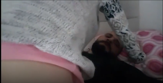Beyaz tenli karısını kucağına alan adam her darbede pat diye sokuyor karısının amına. Am zevkten açılmış.
