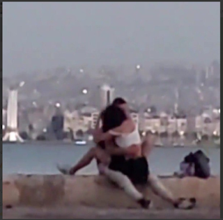 İzmir Sahilde Herkesin İçinde S*kişen Gençler Ne demeliyiz beyler? İzmir şaşırtmıyor mu demek gerek?